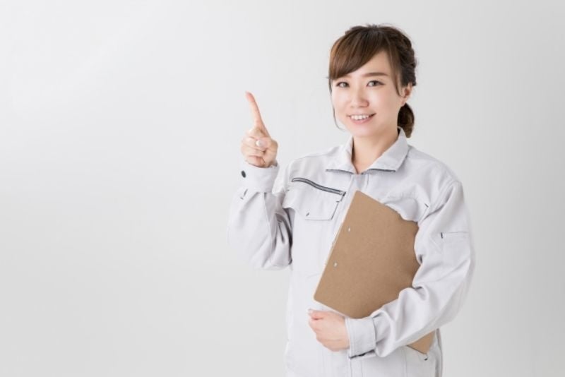 人差し指をたてる女性